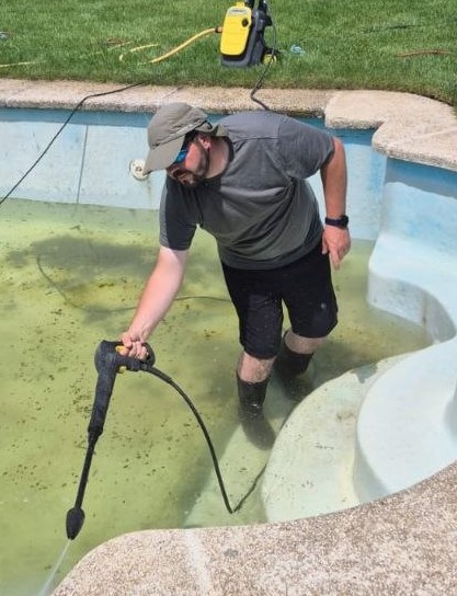 Jos&eacute; Gabriel, due&ntilde;o de Riojastur Jardiner&iacute;a, trabajando en una piscina